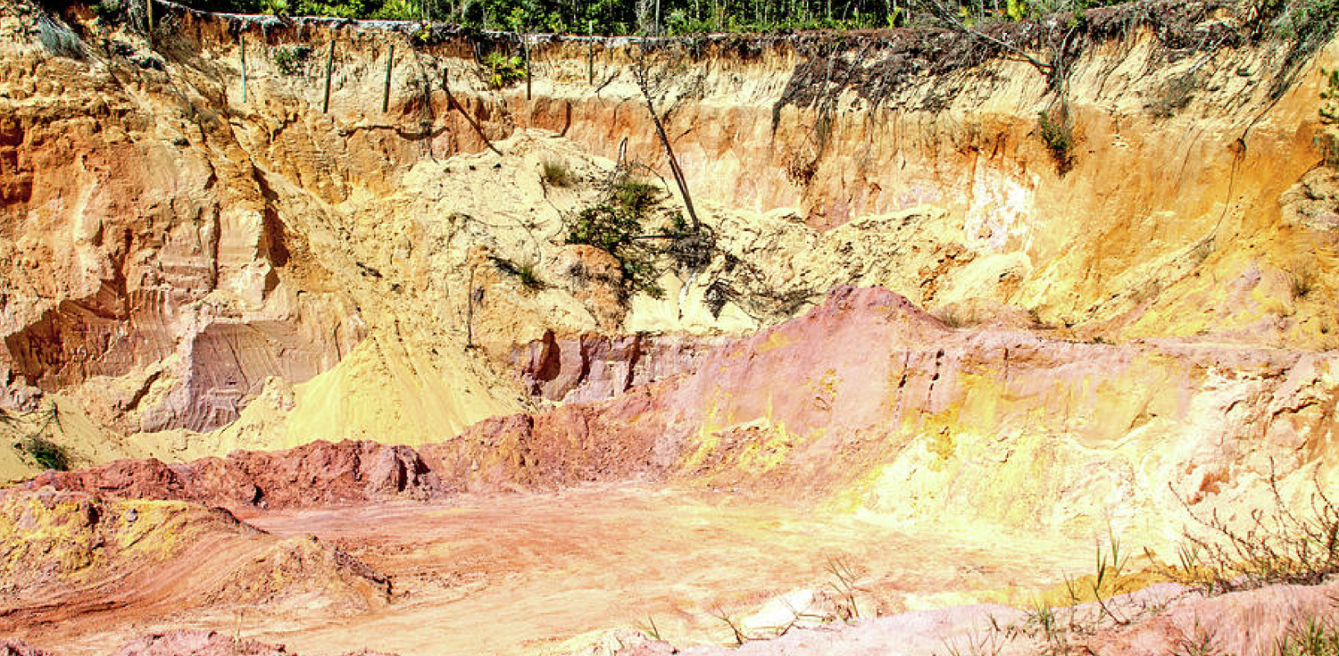 Fuller's Earth Clay - A photo of a pale-colored, fine-grained clay that is commonly used for its absorbent and exfoliating properties. It is sourced from various regions around the world, including India, England, and the United States, and is a popular ingredient in skincare and haircare products. Fuller's Earth Clay is known for its ability to absorb excess oil and impurities from the skin and hair, leaving them looking and feeling clean and refreshed.